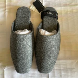 New never been worn Banana Republic gray slip on size Large 8-9